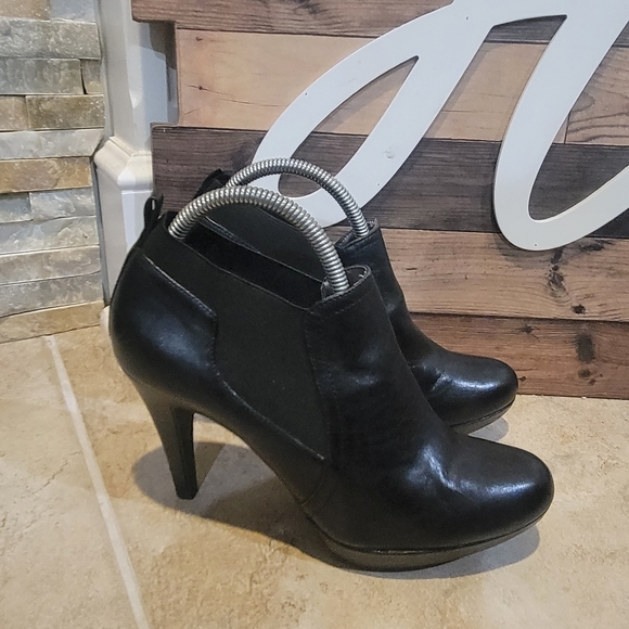 Adrienne Vittadini Womens Booties, Style Av-Patia, Color Black, Size 8. Pre-owne - Picture 6 of 9